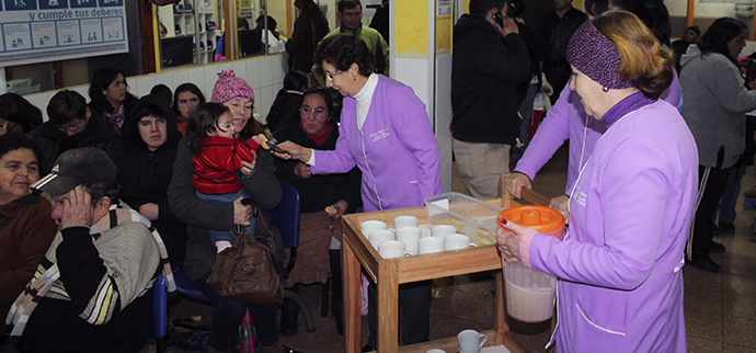 Desayunos de invierno: Damas de Lila del Cesfam Coihueco ayudan a pasar el frío con leche y café gratis